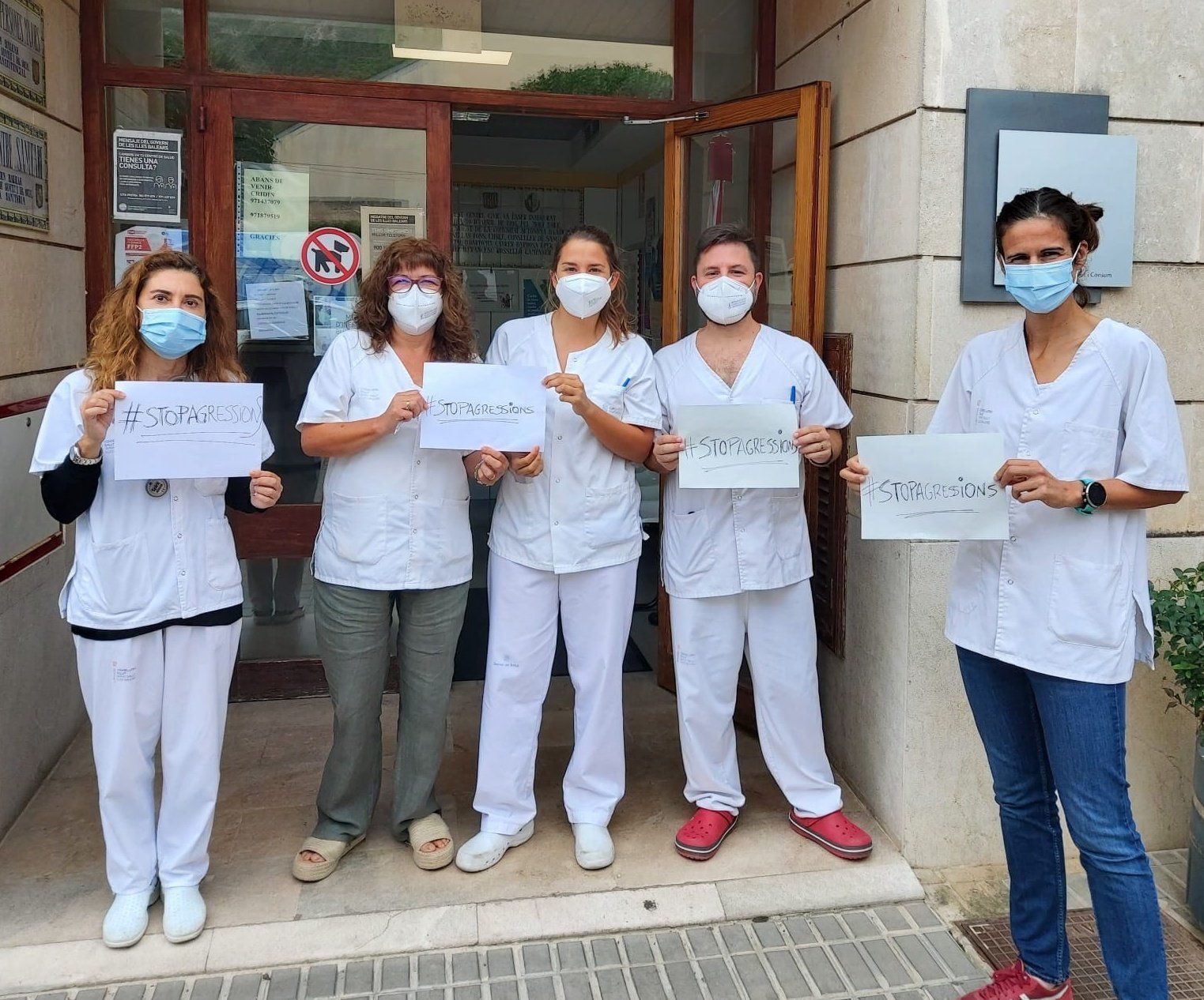 Concentración en repulsa a la agresión a una médica en Palma