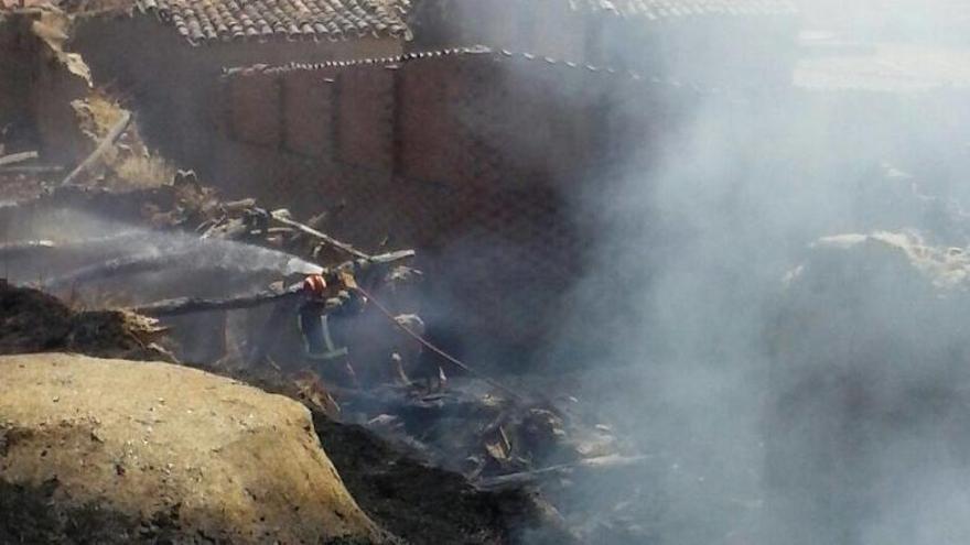 Un bombero sofocando el fuego.