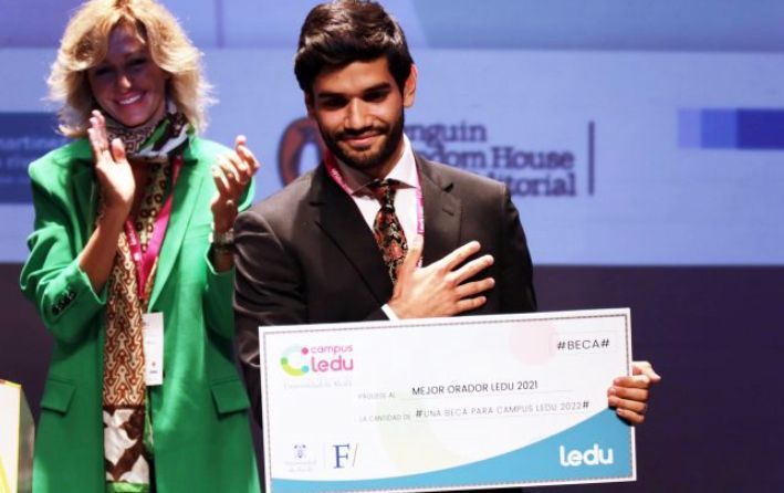 Guillermo Lorenzo, agradeciendo su premio.