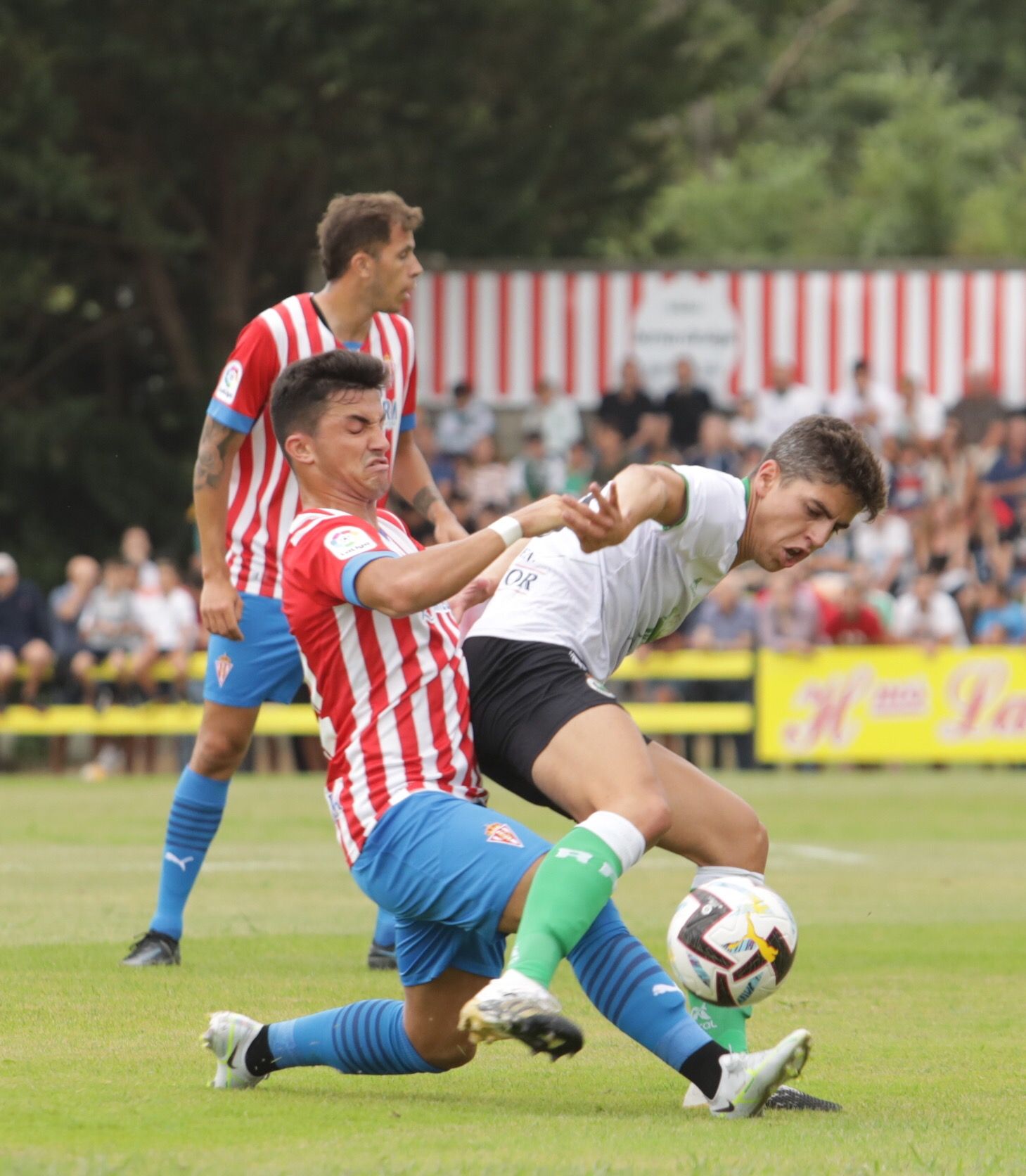 En imágenes: El Sporting vence por 1-0 frente al Racing de Santander en un partido amistoso