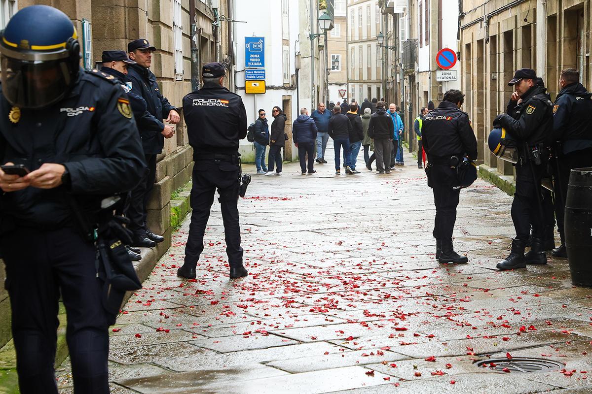 Despliegue policial ante la sede en Santiago del Consello Galego de Relacións Laborais.