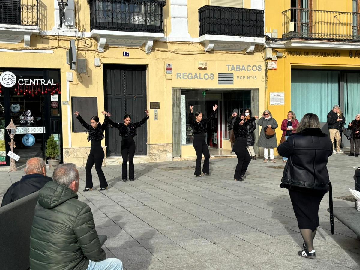 Las bailaoras actúan en la plaza de España de Badajoz.