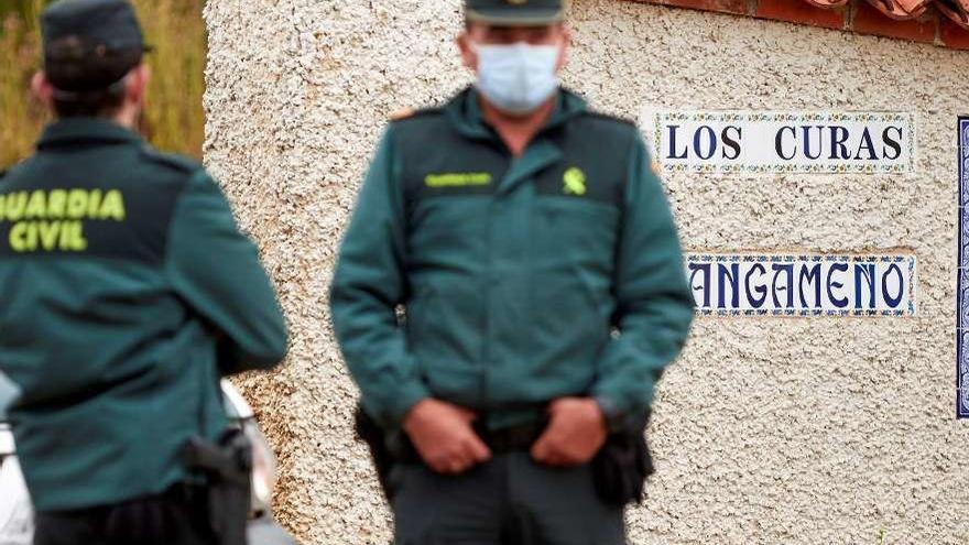 Agentes de la Guardia Civil, ayer, en las inmediaciones del lugar del crimen.