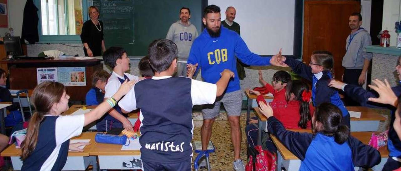 Los alumnos de Maristas también recibieron la visita del COB esta semana. // FdV