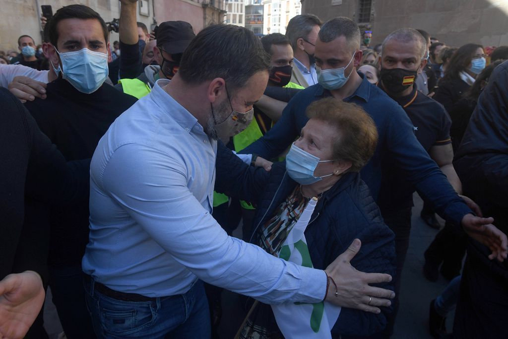 La plaza de la Catedral de Murcia se abarrota para recibir a Abascal