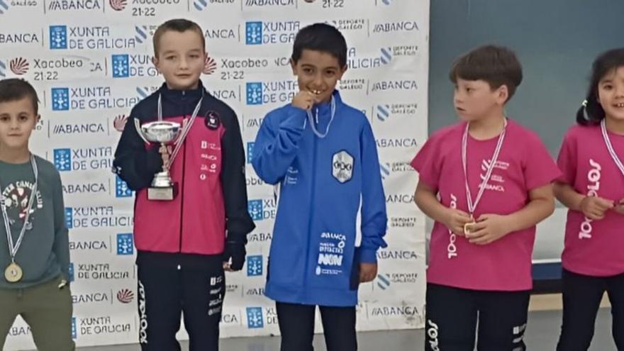 Mateo Iglesias (izqda.) en el podio del I Torneo Ranking Galego.