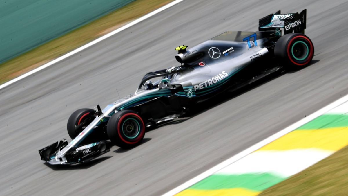 El piloto finlandés de Mercedes, Valtteri Bottas, durante la primera sesión de entrenamientos libres del Gran Premio de Brasil, en el circuito de Interlagos en Sao Paulo.