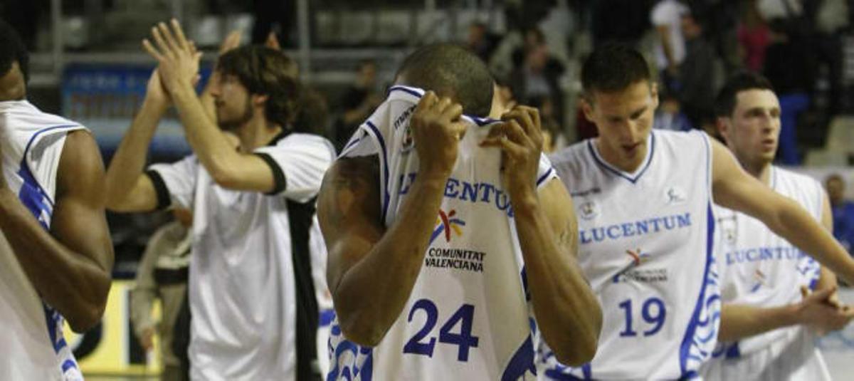 Los jugadores del Lucentum, cabizbajos a la conclusión del partido. En primer término, Ellis.