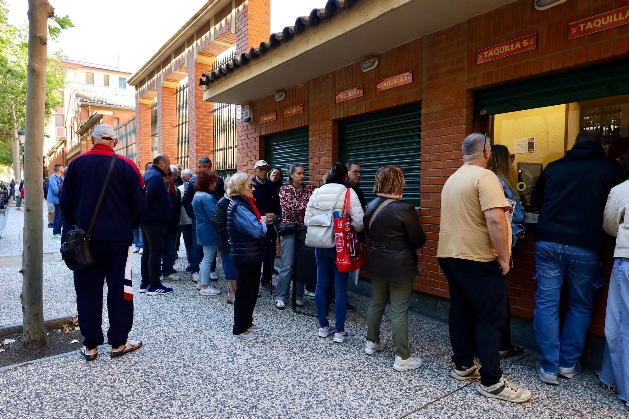 Largas filas para los abonos de la Feria taurina del Pilar