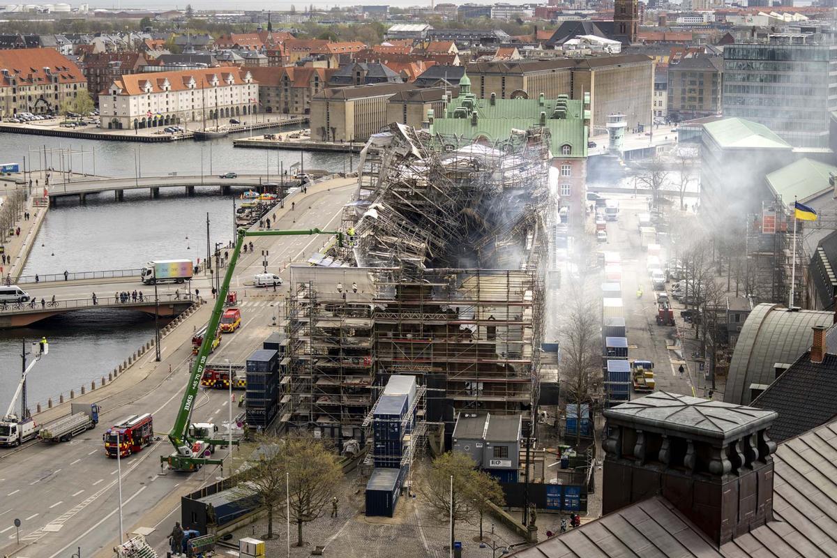 La Bolsa de Valores, uno de los edificios más antiguos de Copenhague, arrasada por un incendio.