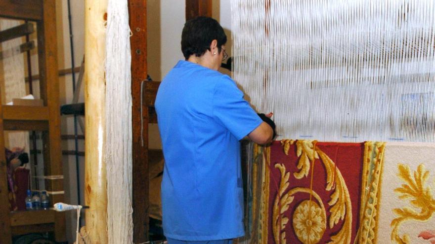 La Real Fábrica de Tapices aborda en Alicante la restauración del patrimonio textil de las cofradías