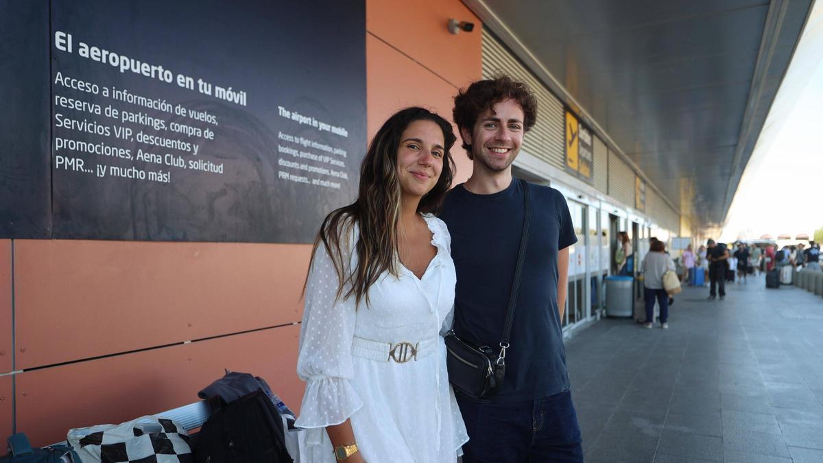 Matilde, una viajera portuguesa que espera en el aeropuerto junto a su pareja.