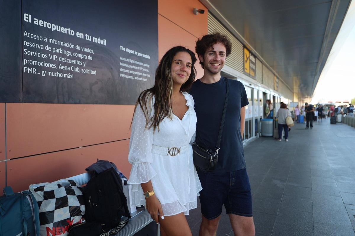 Matilde, una viajera portuguesa que espera en el aeropuerto junto a su pareja.