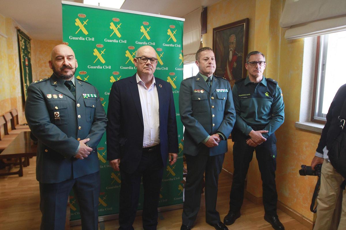 De izquierda a derecha, el teniente coronel Rafael Berguillo, jefe de la Comandancia de la Guardia Civil de Ourense; el subdelegado del Gobierno en la provincia, Eladio Santos; el capitán Juan José López Castro, jefe de la Policía Judicial de la Guardia Civil de Ourense; y el comandante José Benito Fernández.