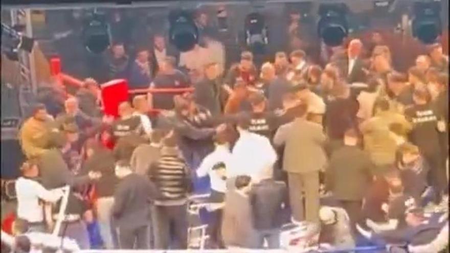 Terrible trifulca en un ring: ¡Noquea a su rival y suben decenas de personas a pegarle!