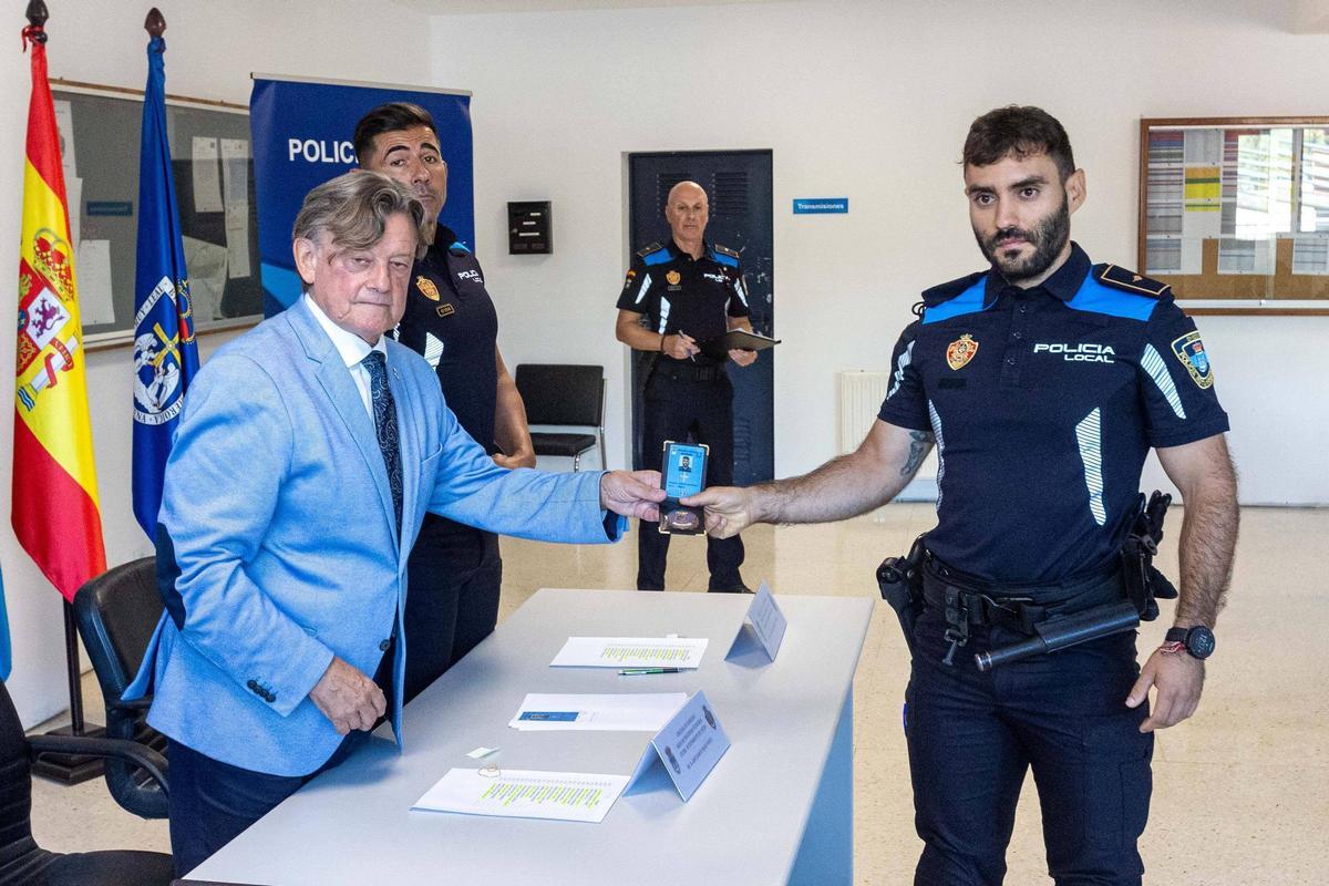 25 nuevos agentes interinos recogen sus acreditaciones policiales tras superar un intenso periodo de prácticas.