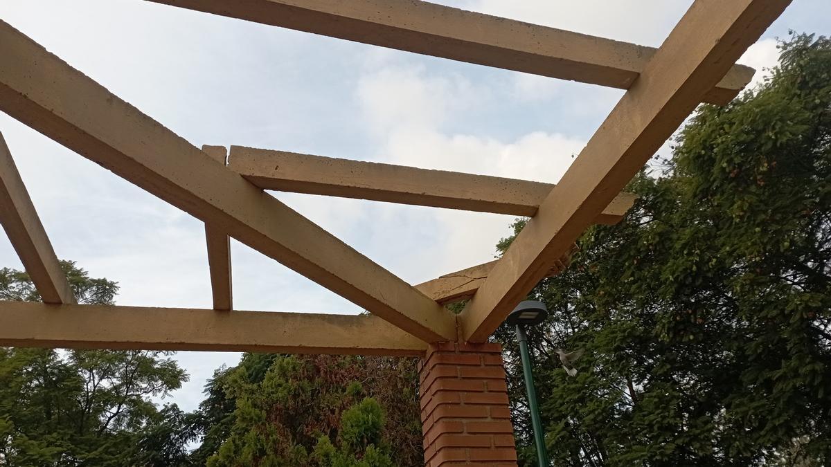 Detalle de la parte superviviente de la pérgola del Parque de María Luisa, esta semana.