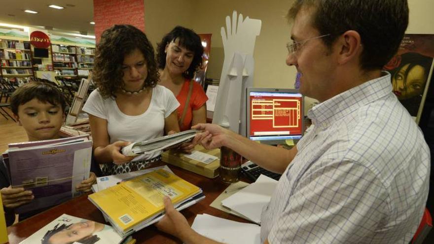 Avalancha de consultas sin respuesta por el anuncio del Consell del bonolibro de 200 € a 5 días del curso