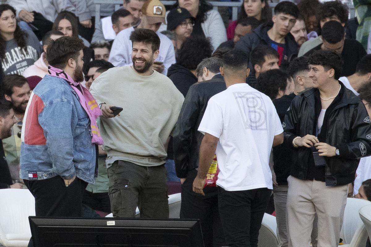 BARCELONA, 26/03/2023.- El exfutbolista Gerard Piqué (2-i), el streamer Ibai Llanos (i) y el futbolista Kun Agüero (2-d) en el evento de la Kings League, una competición de Fútbol 7 transmitida en su totalidad por streaming que se celebra este domingo ante 90.000 espectadores en el Spotify Camp Nou, en Barcelona. EFE/Marta Pérez