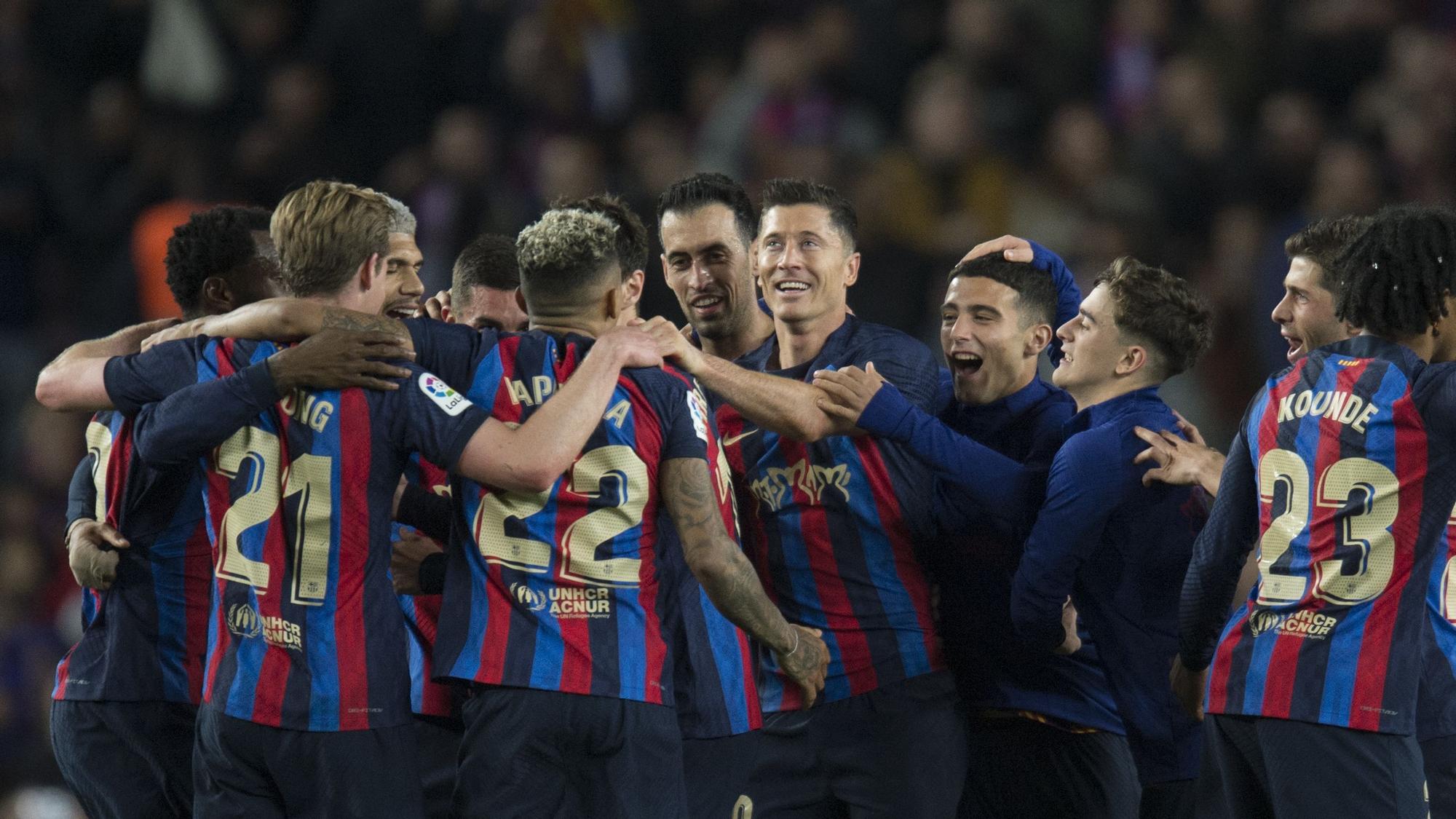 Los jugadores azulgrana celebrando el triunfo al finalizar ‘el clásico’