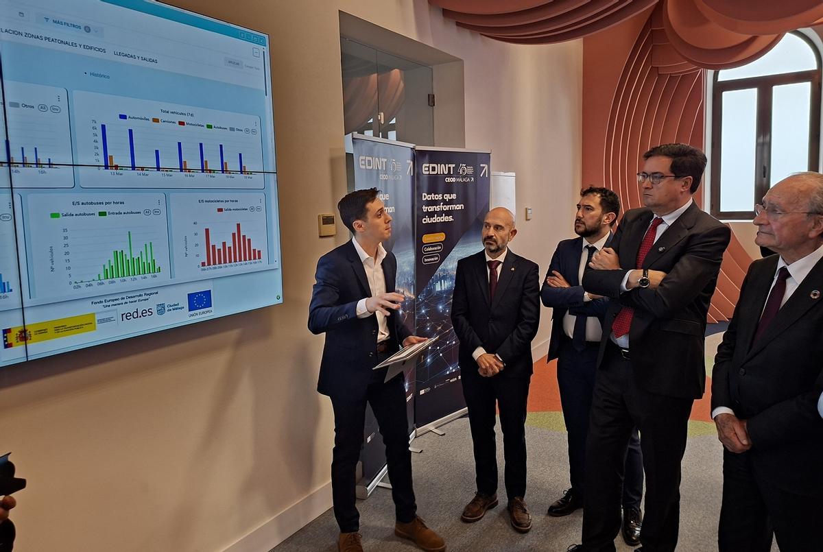 l ministro para la Transformación Digital y de la Función Pública, Óscar López, con el alcalde, Franciso de la Torre, este jueves en la presentación del proyecto 'Centesimal'.