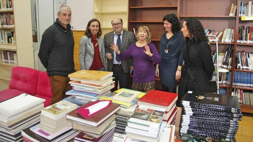 La alcaldesa de Marín y el delegado de Educación visitaron ayer el instituto de Secundaria. // Santos Álvarez