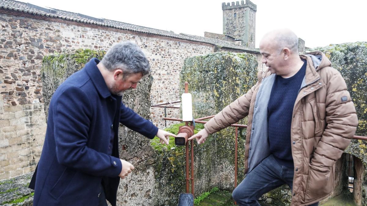 Jorge Villar y Santos Jorna, junto a una de las cámaras del bastión.