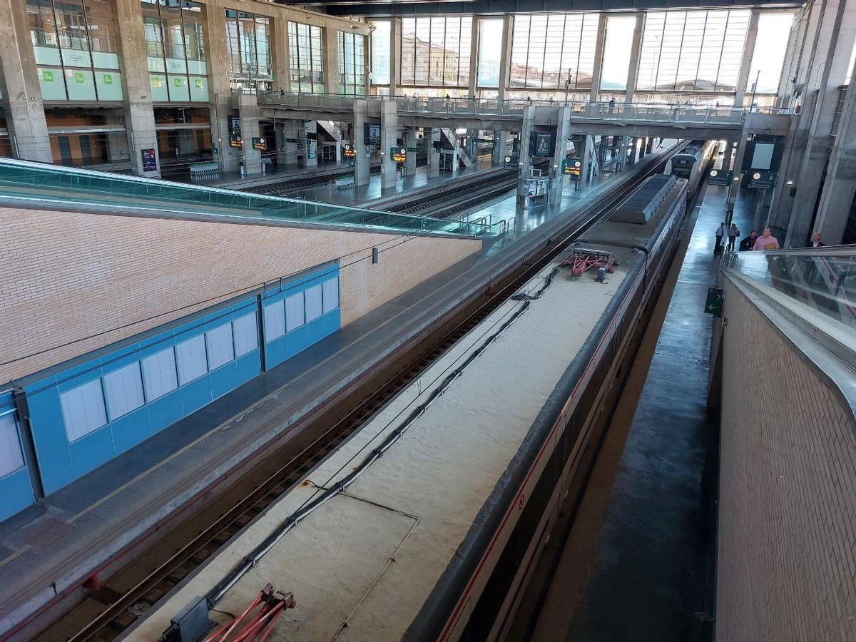 Vías de trenes vacías en la estación de Córdoba.