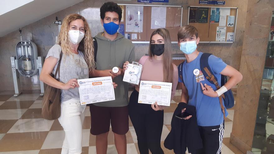 Estudiantes de El Buen Pastor con los diplomas y regalos conseguidos en el Concurso Hi Score Science.