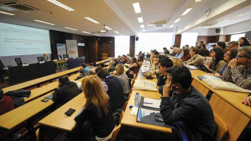 Vista de la Facultad de Empresariales durante el encuentrode economistas que se celebra en el campus. // Brais Lorenzo