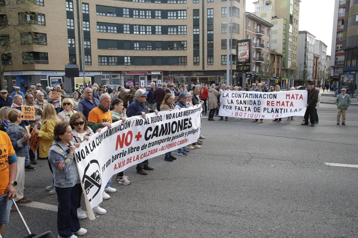 Nueva protesta vecinal en La Calzada contra el tráfico pesado (en imágenes)