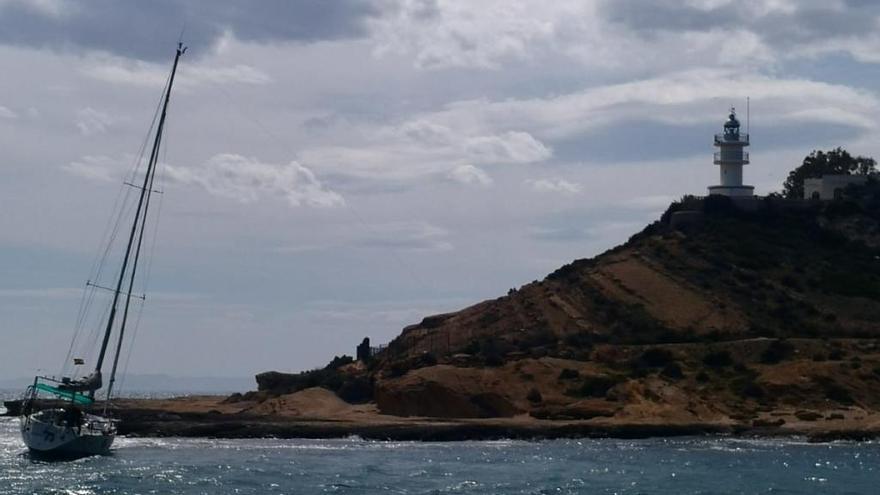 El velero encallado en el Cabo de las Huertas.