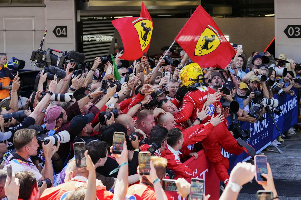 Hamilton salta sobre sus mecánicos tras la victoria en Barcelona.