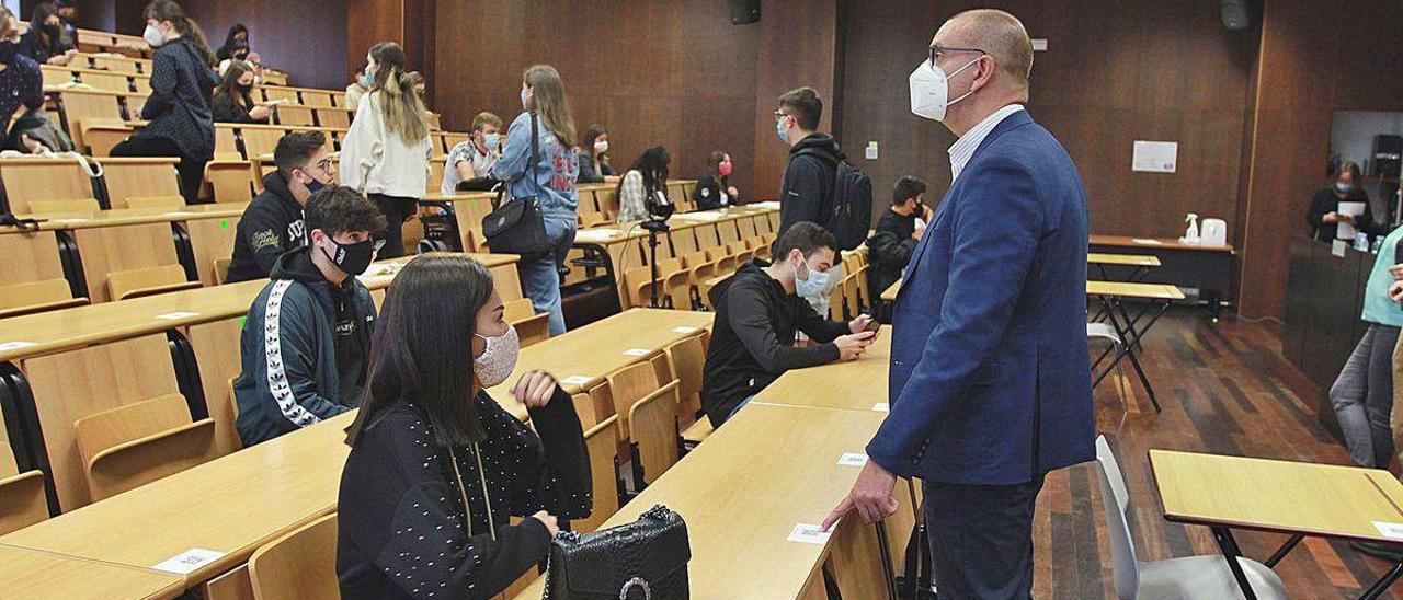 Vaquero García da la bienvenida a los alumnos de Empresariales en el campus de Ourense.