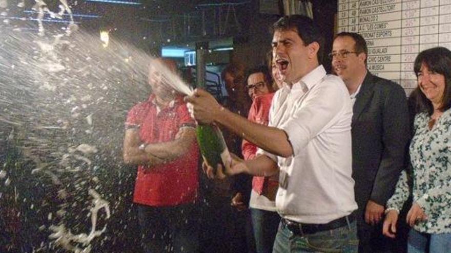 Castells, en el moment de destapar ahir a la nit una ampolla de cava