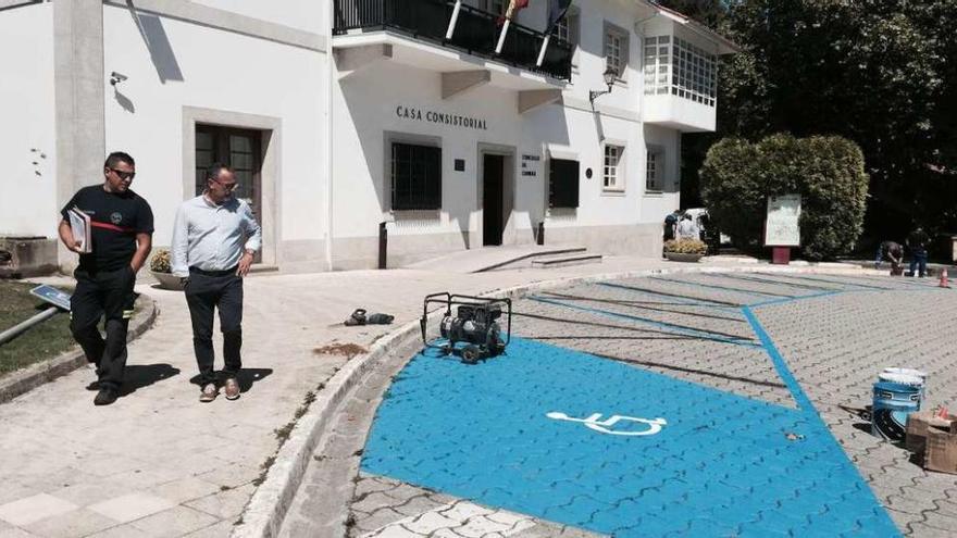 Pintado de plazas de &#039;parking exprés&#039; y una para discapacitados frente al Concello, el verano pasado en Cambre.