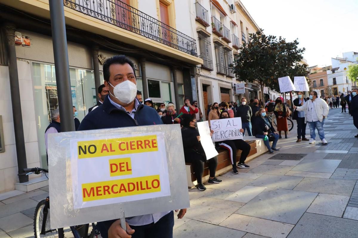 El comercio ambulante protesta ante el Ayuntamiento por el cierre de los mercadillos