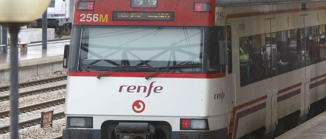 Tren de cercanías en la estación de Sagunt.