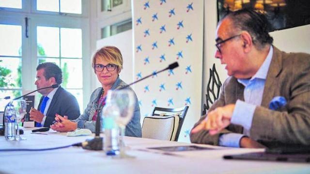La consejera de Economía, flanqueada por el director de CaixaBank y el presidente de CEOE, durante la presentación de la economía canaria en gráficos.