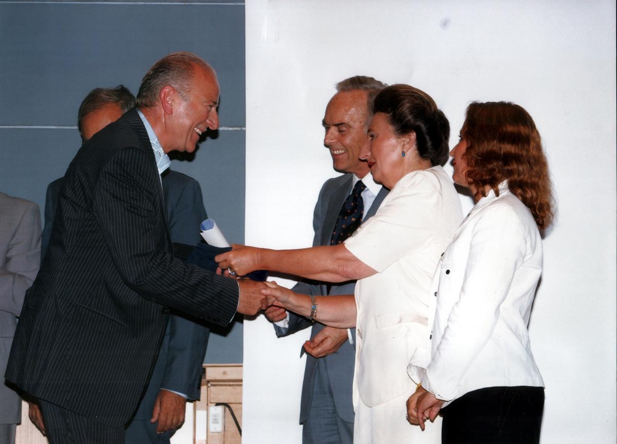 En 2005 recibió un diploma de Unicef por su labor solidaria, de manos de la infanta Margarita de Borbón.