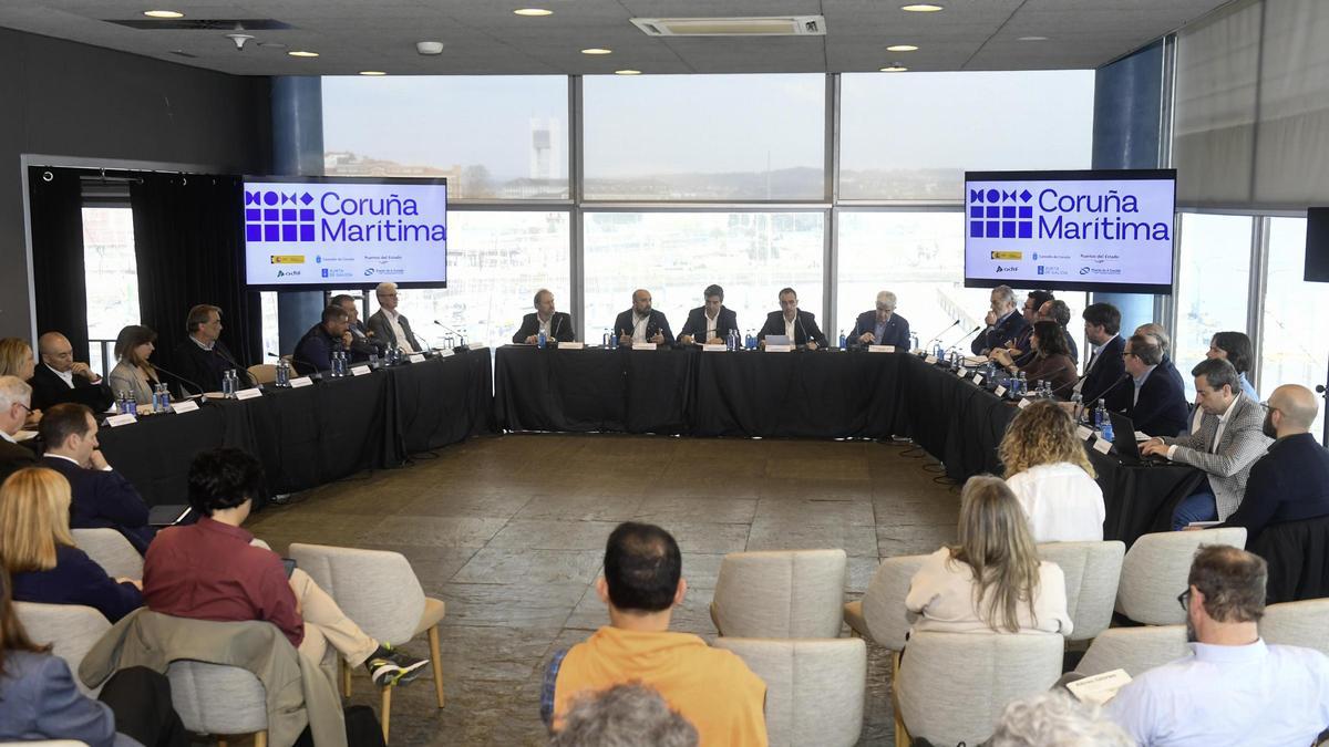 Asistentes y ponentes a la reunión del puerto