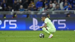 Raphinha se lamenta tras la eliminación frente al Inter.