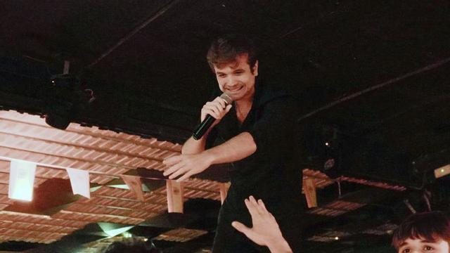 Luis Gual, durant l’actuació d’ahir al vespre a Bling Bling. | SANDRA ROMÁN.