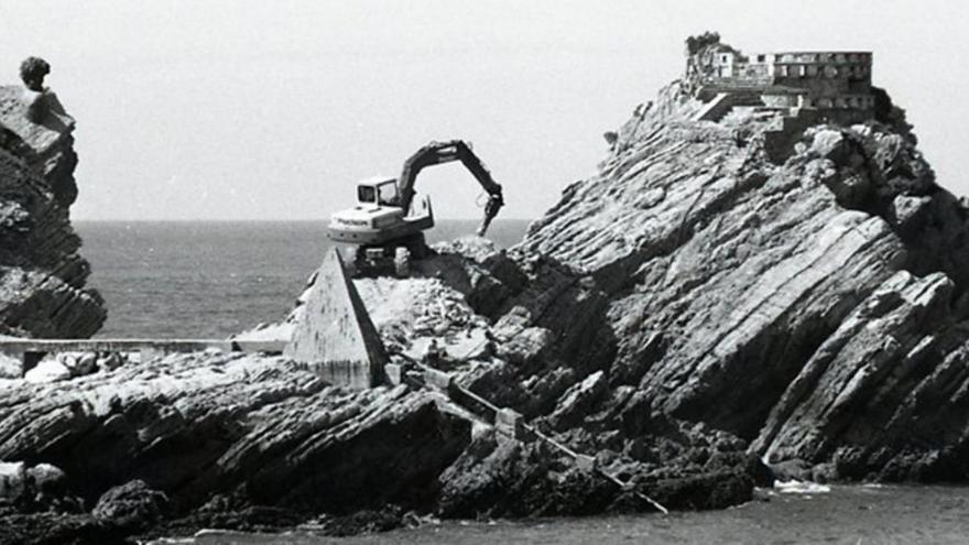 Obras del mirador y, a la derecha, niñas, con la Peñona al fondo. | Lne / Reproducción «Postales antiguas de Castrillón y Avilés»