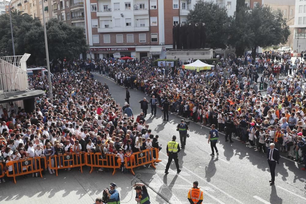 Miles de aficionados en el partido de las Leyendas del Valencia CF