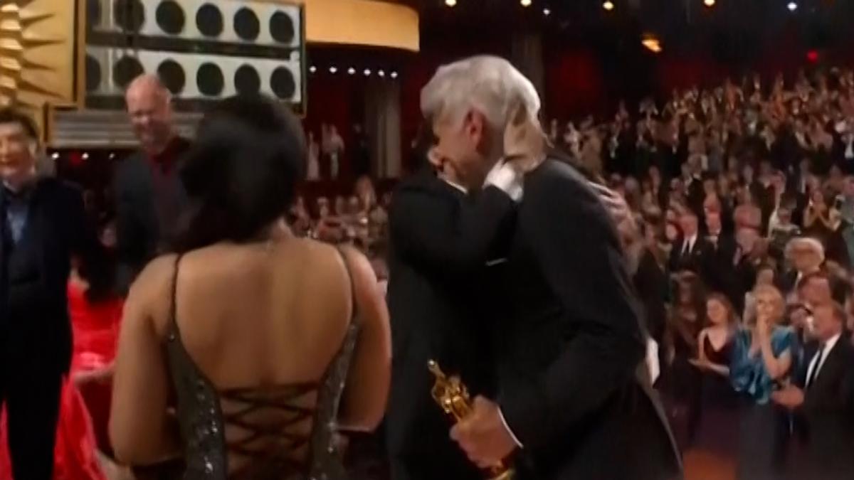 El emocionado beso de Ke Huy Quan a Harrison Ford en los Oscar.
