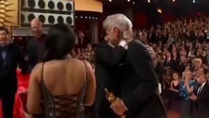 El emocionado beso de Ke Huy Quan a Harrison Ford en los Oscar.