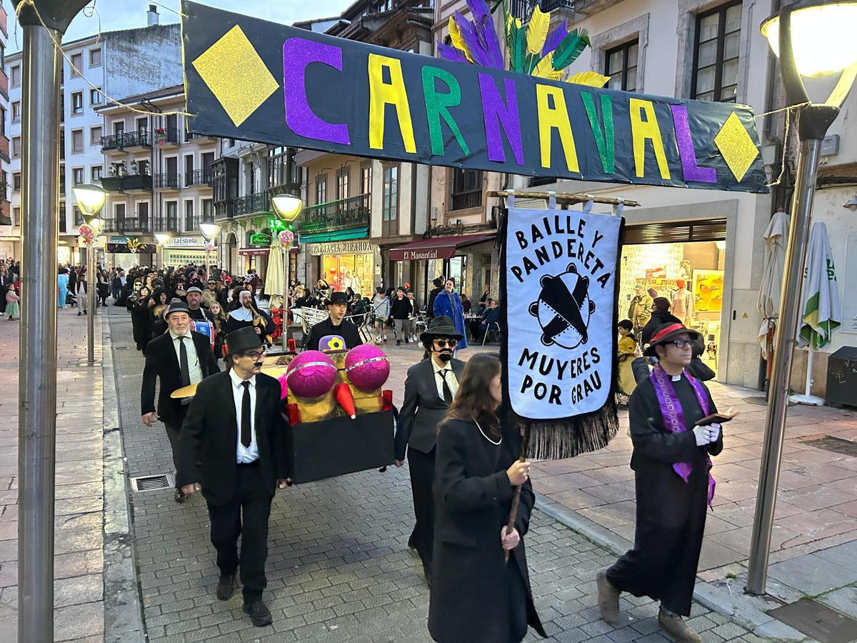 EN IMÁGENES: Grado despide su carnaval y llora el enterro del moscón