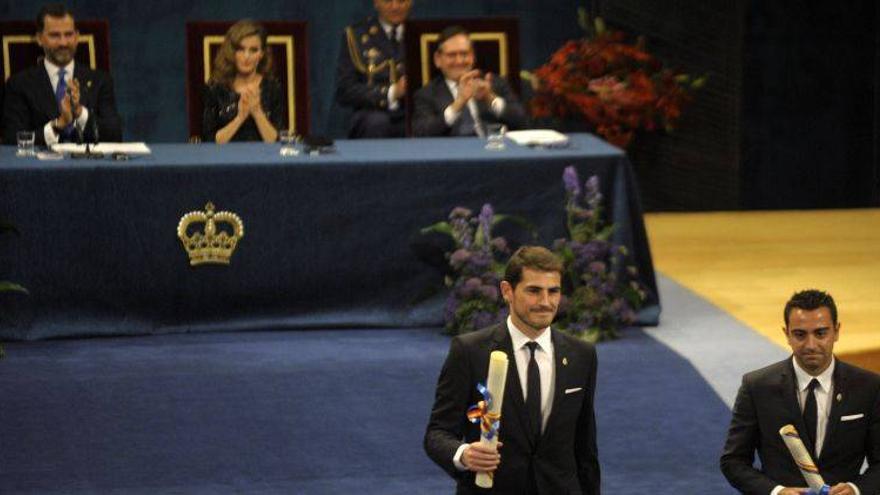 Iker y Xavi recogen  un galardón que premia &quot;la amistad&quot; y el &quot;juego limpio&quot;