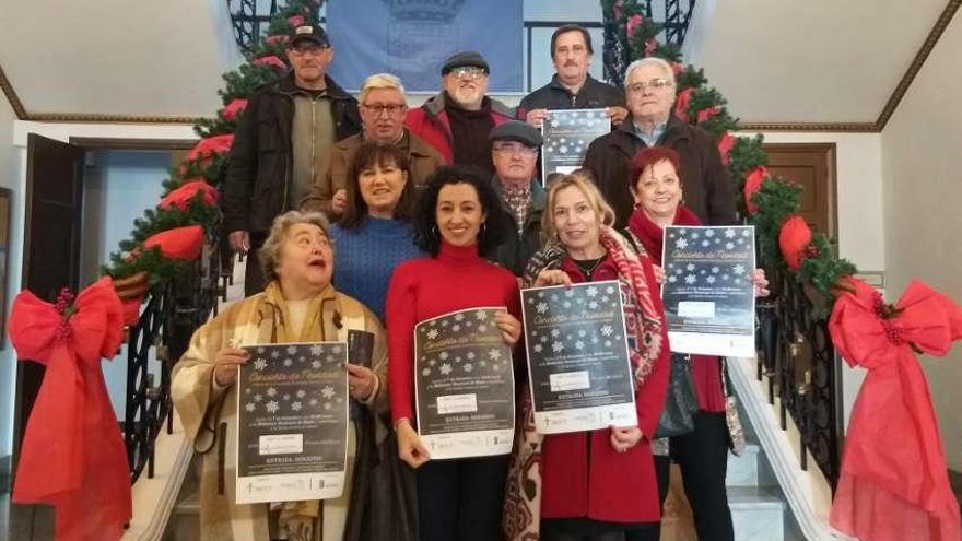 Las concejalas e integrantes de AECC en la presentación del evento en el consistorio. // FdV